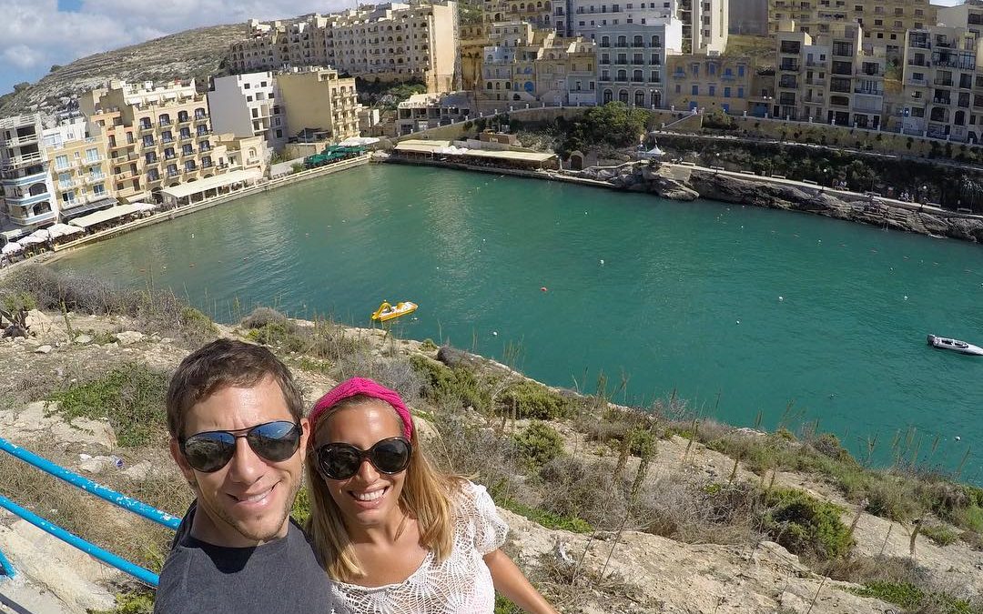 En Xlendi Bay, hay un camino a la derecha de la bahía que re…