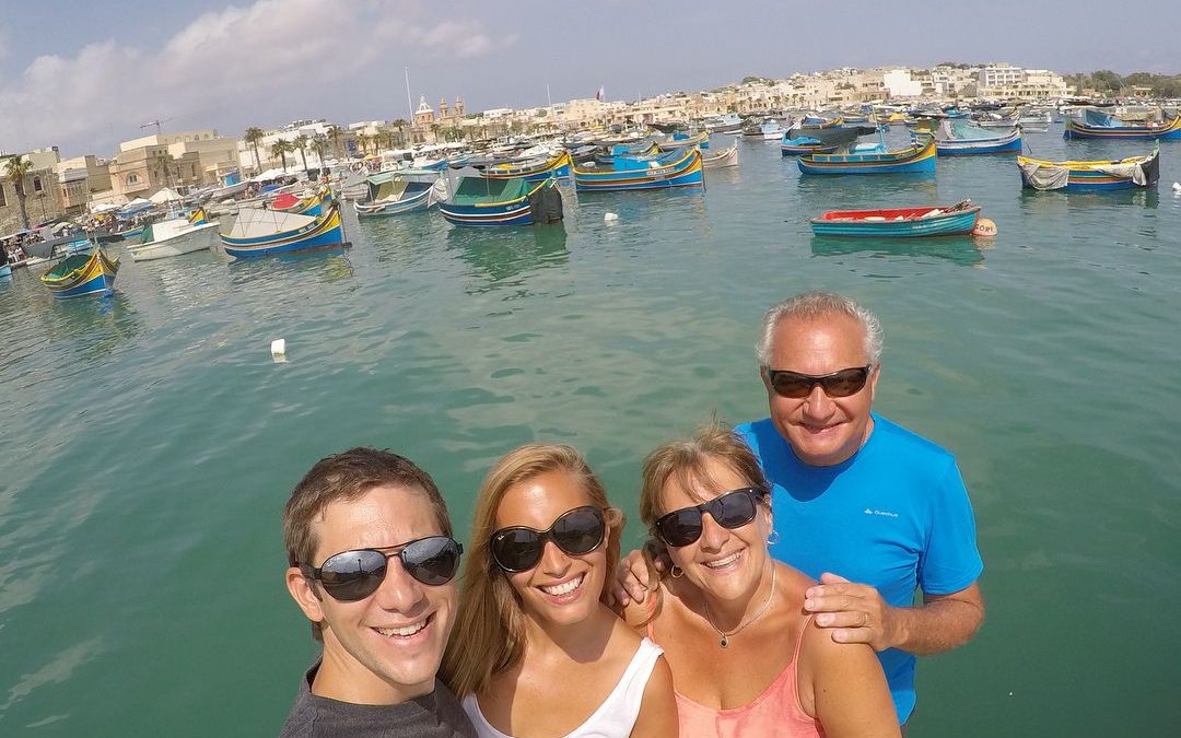 Marsaxlokk=marsa (puerto) y xlokk (viento siroco).